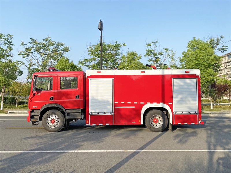 消防车科普：不止会喷水的移动救援堡垒